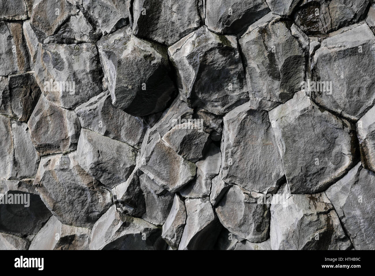 Vulcanica di basalto esagonale formazione di roccia naturale per astrarre la configurazione di sfondo, Reynisfjara, Islanda Foto Stock