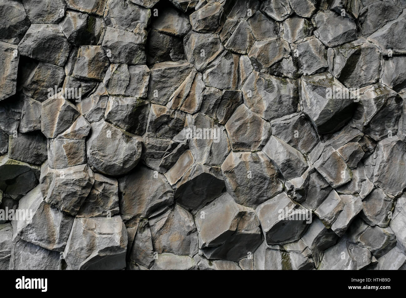 Basalto vulcanico rock esagono la configurazione di sfondo, Reynisfjara, Islanda Foto Stock