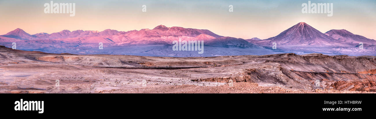 Colori eccezionali al tramonto sulla Cordigliera delle Ande, questa foto è stata scattata nel deserto di Atacama. Foto Stock