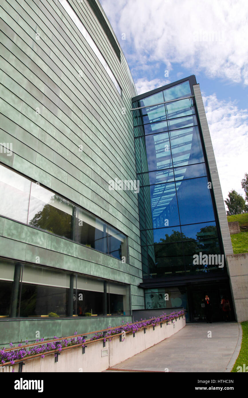 Kumu è un museo di arte a Tallinn in Estonia. Situato nel parco di Kadriorg, museo KUMU è uno dei cinque rami di Foto Stock