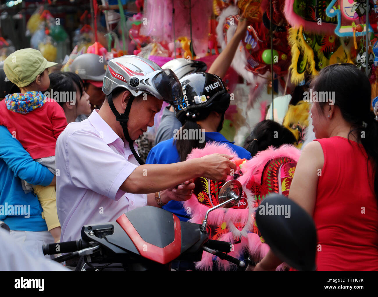 Padre vietnamita visita lanterna strada per comprare lanterne per kid su metà autunno festival, una cultura tradizionale per i bambini del Vietnam durante la luna piena Foto Stock