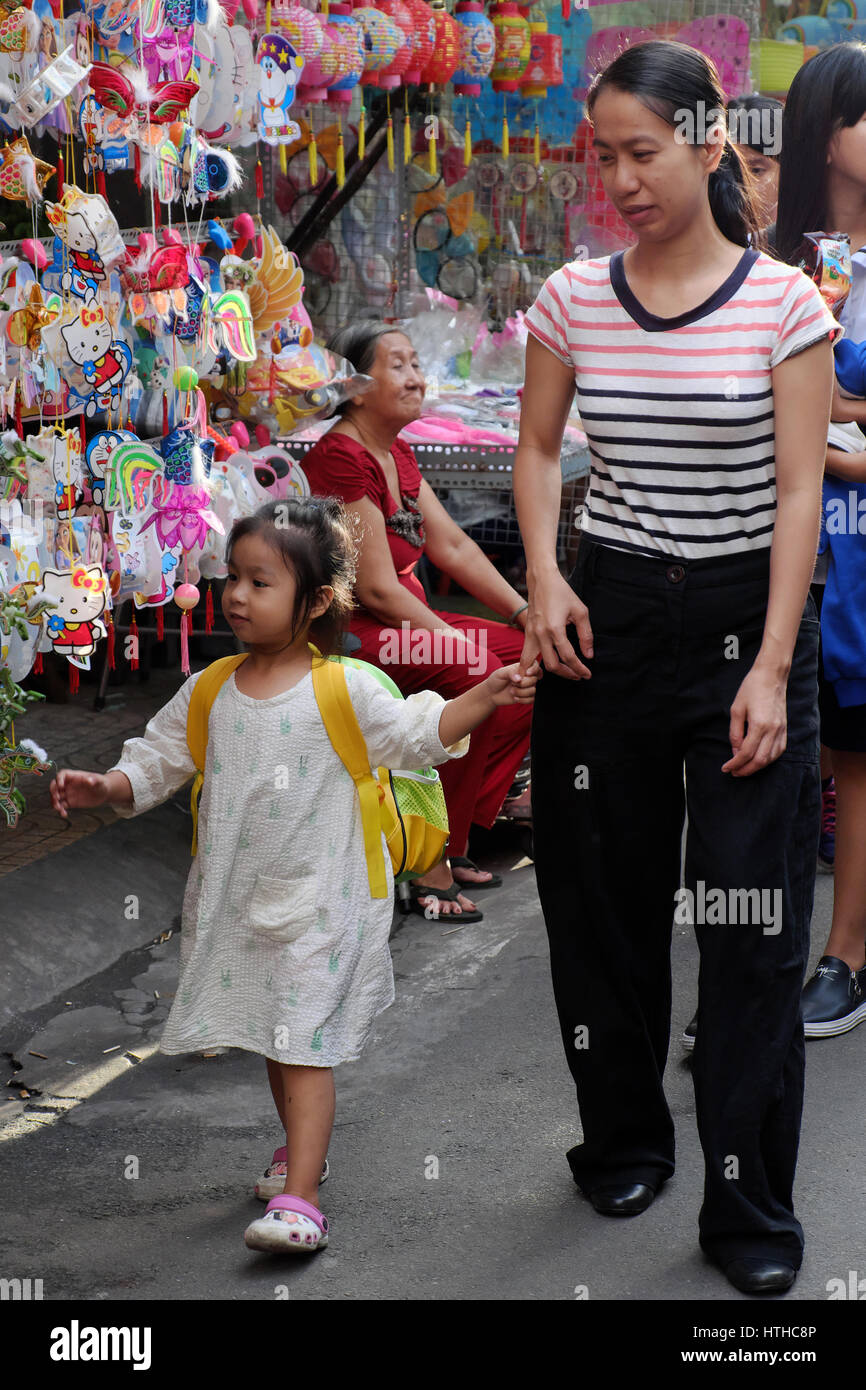 Ho chi minh city, Viet Nam, vietnamita mamma e figlia visita lanterna strada per comprare lanterne per metà autunno festival, una cultura tradizionale Foto Stock