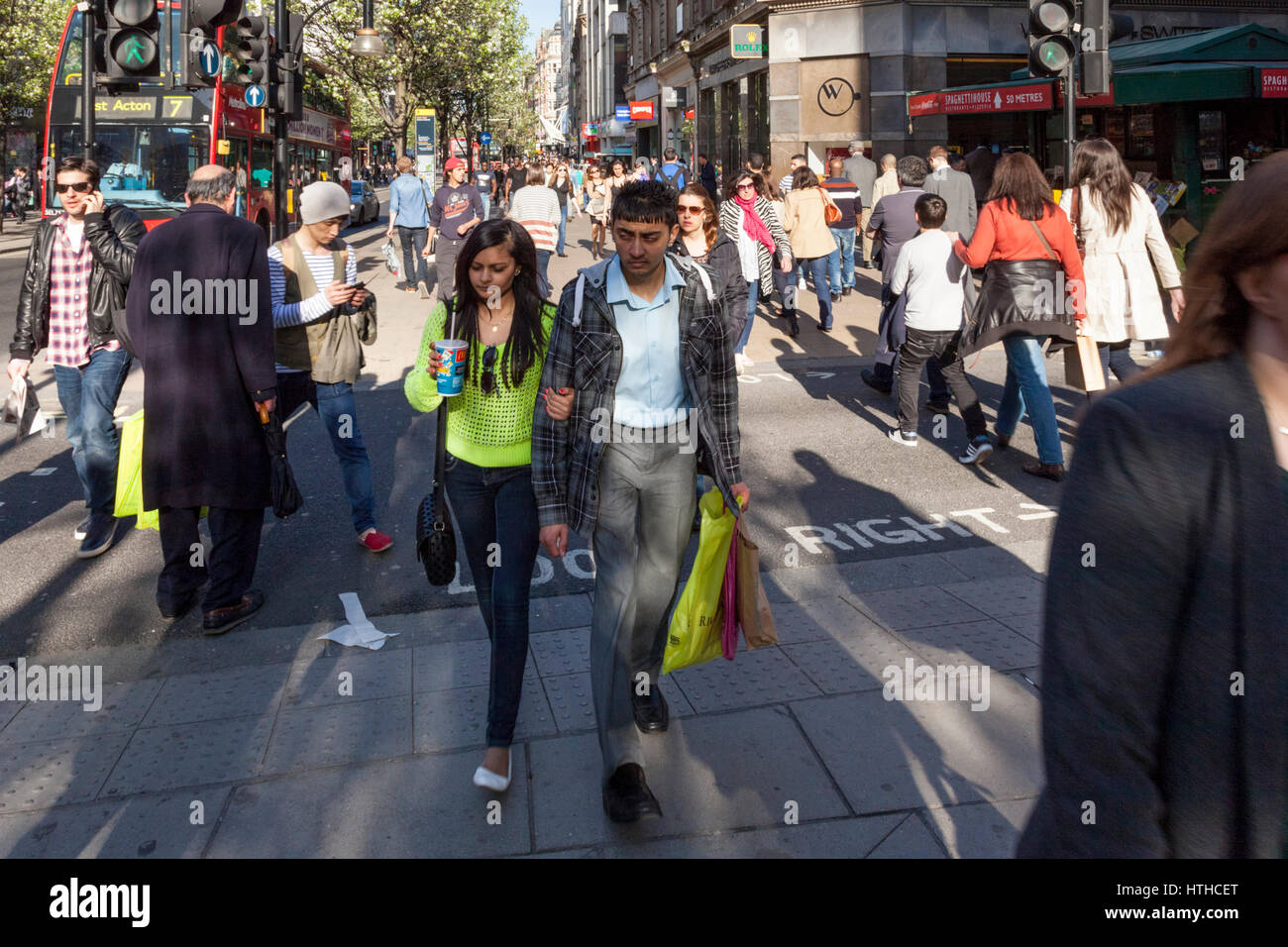 Una folla di gente che su una trafficata Oxford Street, London, England, Regno Unito Foto Stock