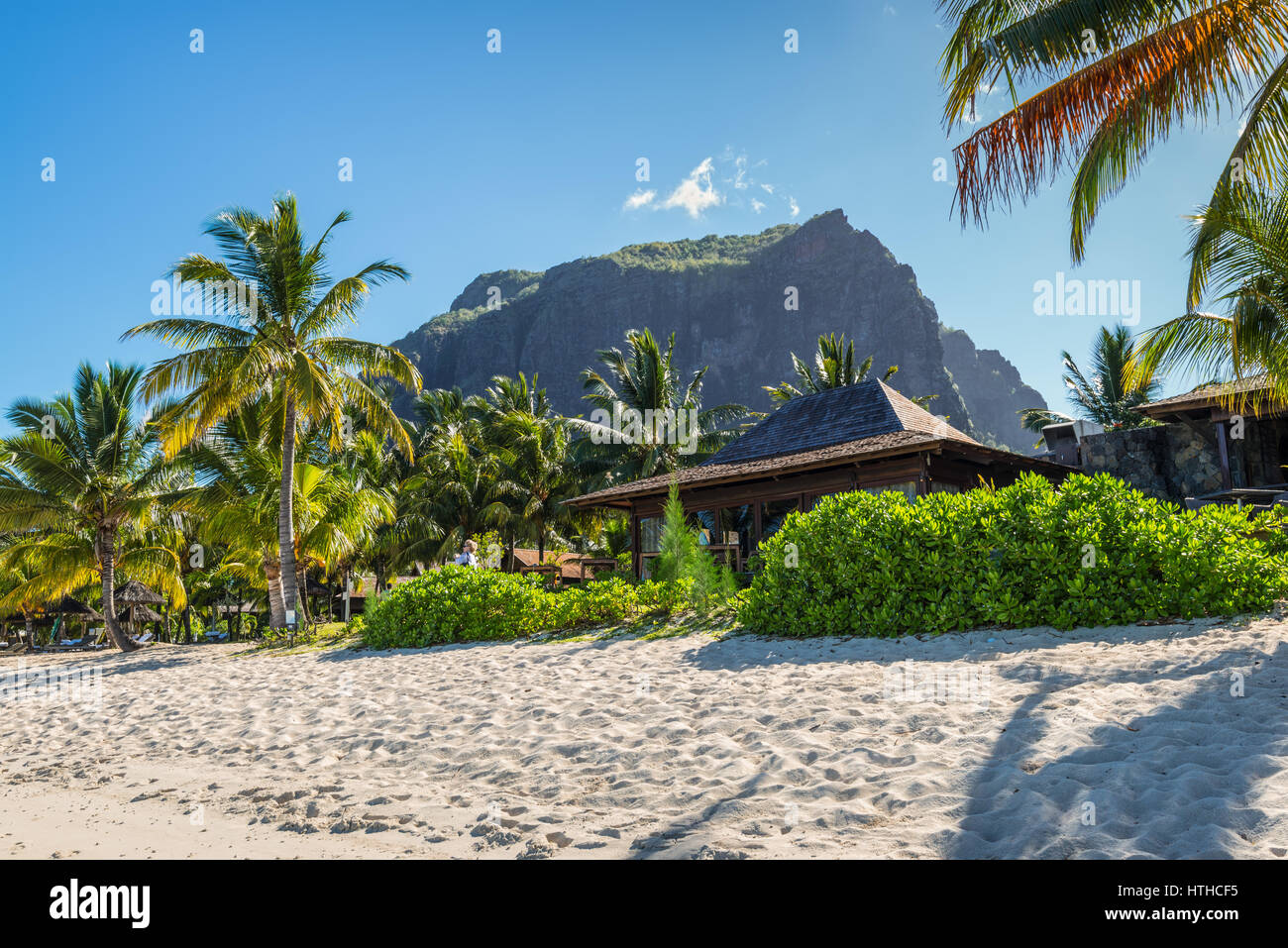 Le Morne, Mauritius - Dicembre 11, 2015: incredibili spiagge di sabbia bianca dell'isola di Mauritius. Vacanza tropicale in Le Morne Beach, Mauritius. Le Morne Brabant m Foto Stock