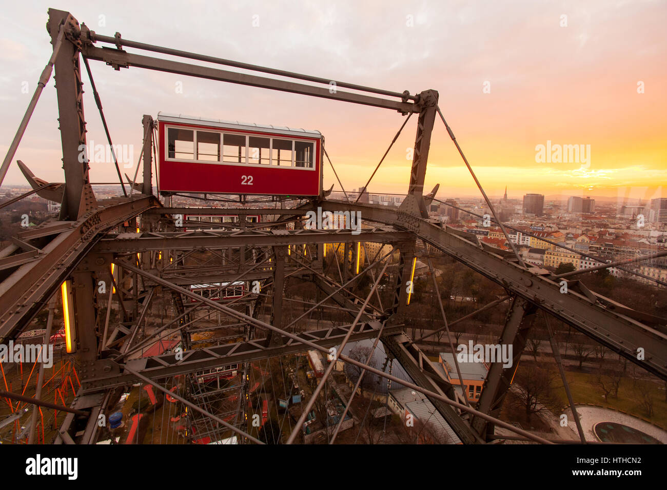 Wiener ruota panoramica Riesenrad al tramonto, Wurstelprater parco divertimenti Prater di Vienna, Austria. Foto Stock