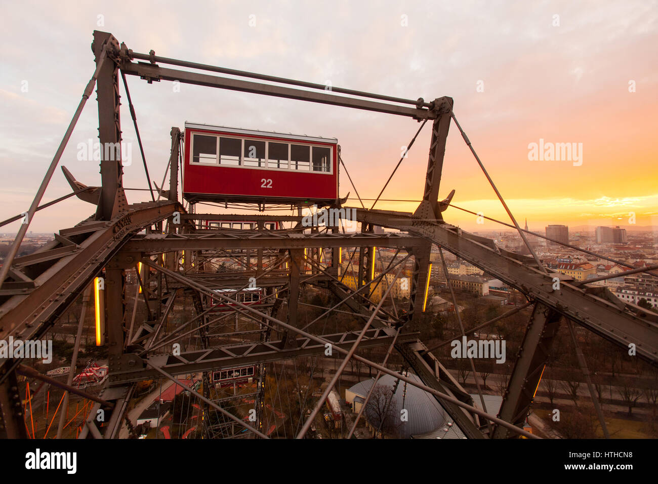 Wiener ruota panoramica Riesenrad al tramonto, Wurstelprater parco divertimenti Prater di Vienna, Austria. Foto Stock