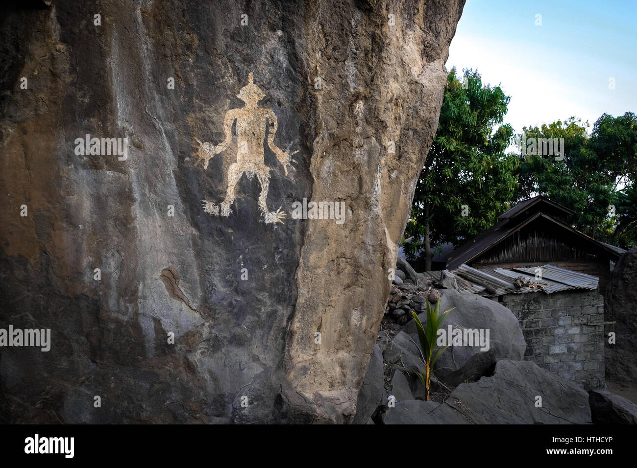 Un'antica figura umana dipinta su una scogliera naturale nel villaggio di Lamagute, Ile Ape Timur, Lembata, Nusa Tenggara orientale, Indonesia. Foto Stock