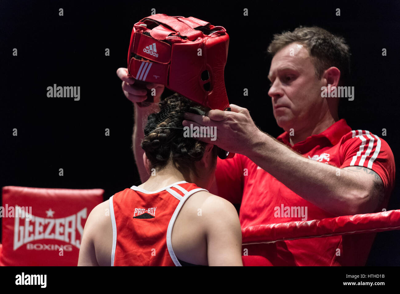 Cambridge, Regno Unito. 10 marzo, 2017. Oxford vs Cambridge. 110Th Boxing gamma corrisponde al Cambridge Corn Exchange. © Guy Corbishley/Alamy Live News Foto Stock