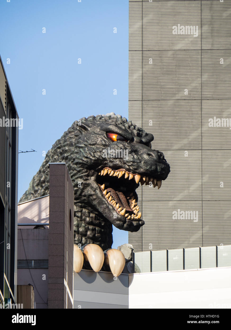 Busto della mitica creatura Godzilla a del Toho cinema accanto all'Hotel Gracery, Kabukicho Shinjuku Tokyo Giappone. Foto Stock