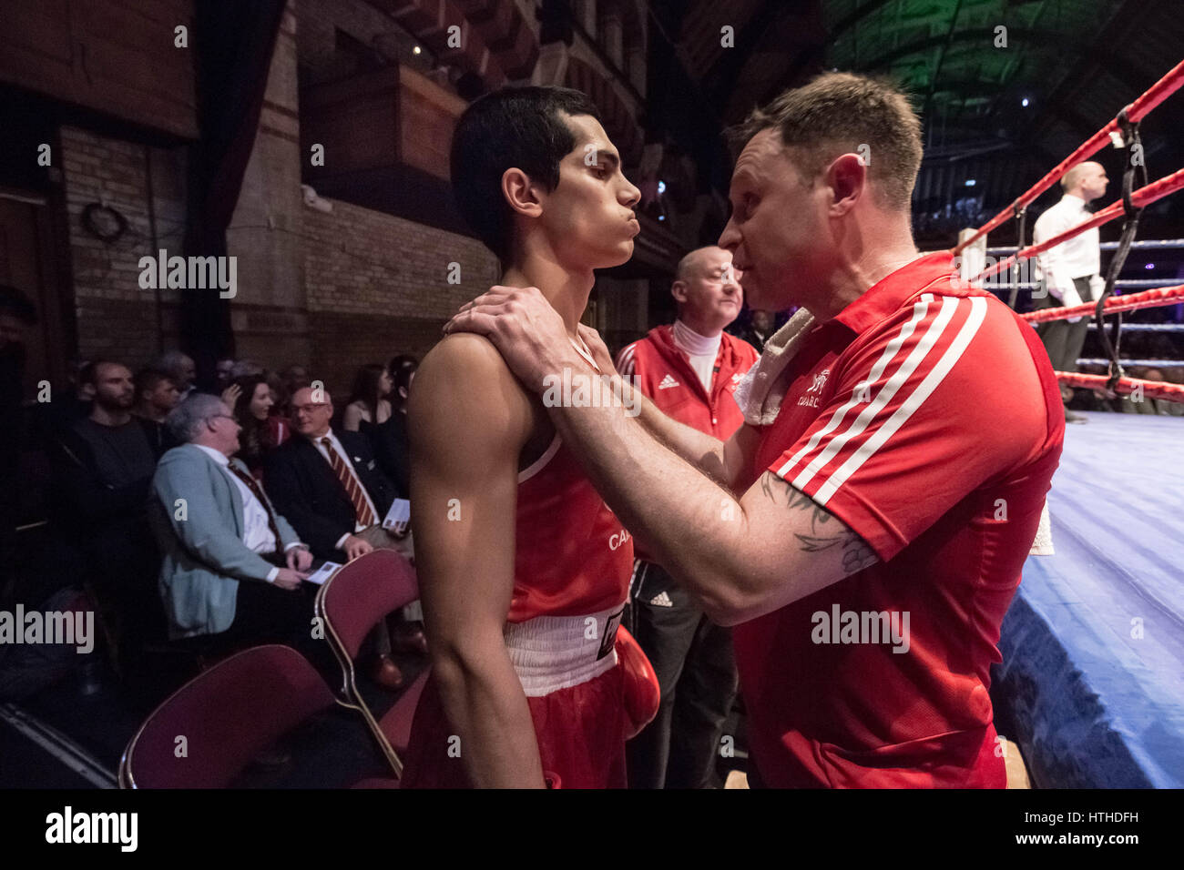 Cambridge, Regno Unito. 10 marzo, 2017. Sidharth Prabhu-Naik (rosso, Cambs) Oxford vs Cambridge. 110Th Boxing gamma corrisponde al Cambridge Corn Exchange. © Guy Corbishley/Alamy Live News Foto Stock