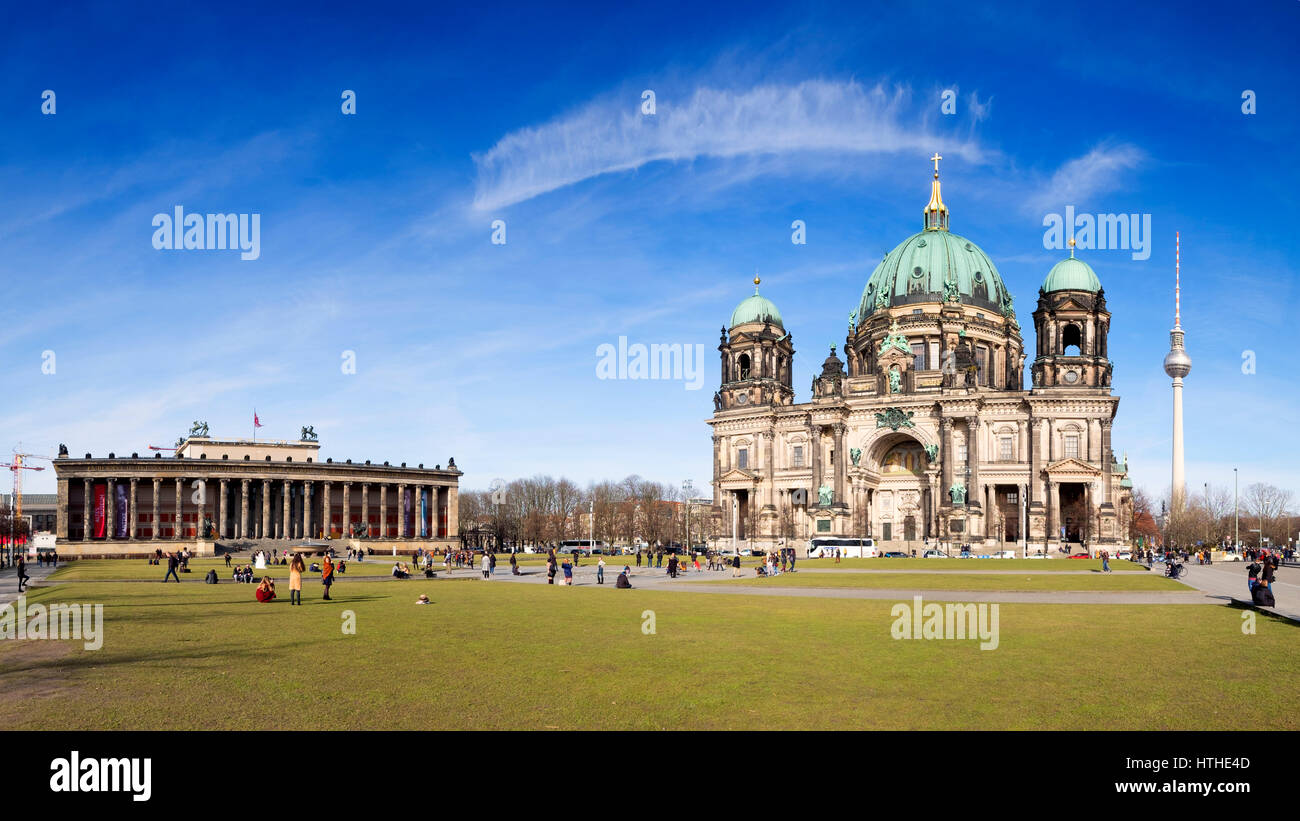 Vista della cattedrale di Berlino (Berliner Dom) nel Parco Lustgarten sulla Museumsinsel nel quartiere Mitte di Berlino, Germania Foto Stock