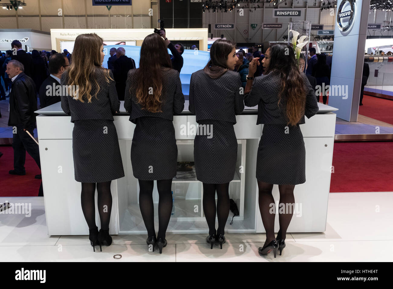 Onorevoli su Jaguar Land Rover stand a 87th Geneva International Motor Show di Ginevra Svizzera 2017 Foto Stock