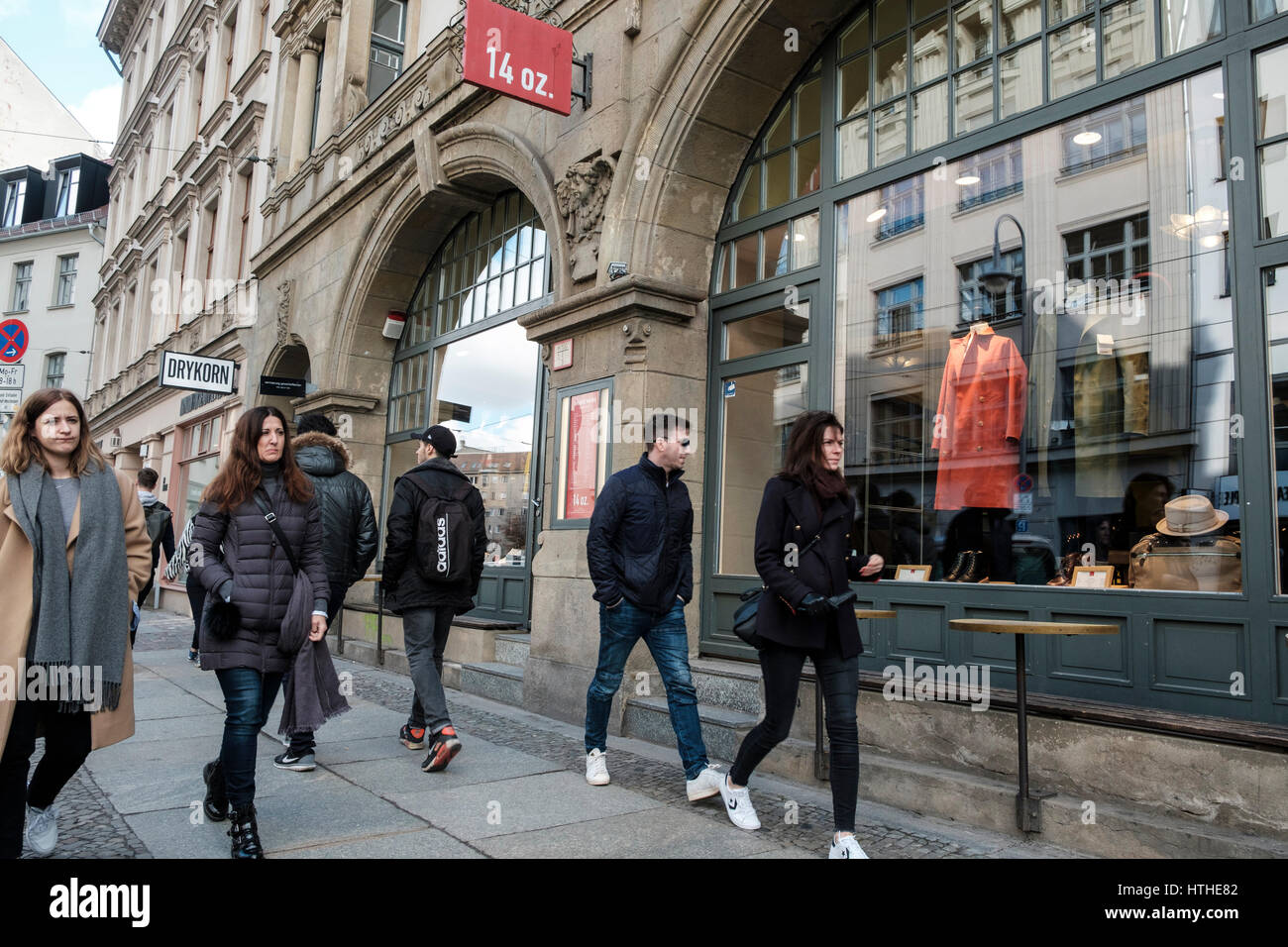 Persone su Neue Schonhauser Strasse, la strada più elegante con molte boutiques di designer in Mitte , Berlino, Germania Foto Stock