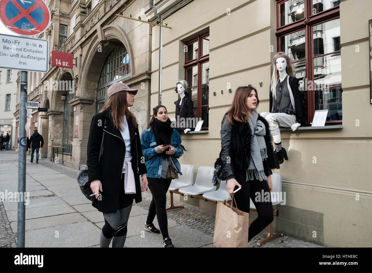 Persone su Neue Schonhauser Strasse, la strada più elegante con molte boutiques di designer in Mitte , Berlino, Germania Foto Stock