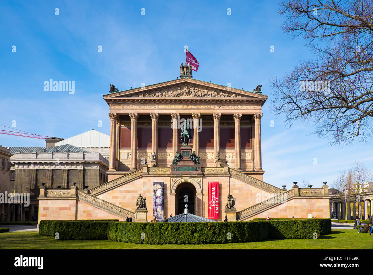 Vista delle Alte Nationalgalerie sull isola dei musei, il Museo Island, nel quartiere Mitte di Berlino Germania Foto Stock