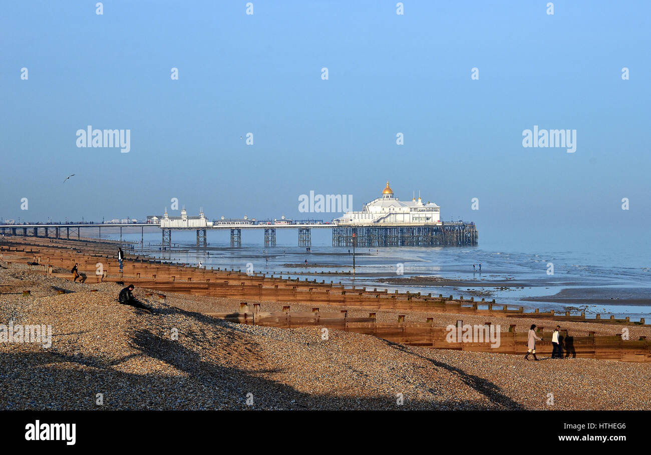 Eastbourne Pier nel sole del tardo pomeriggio Foto Stock