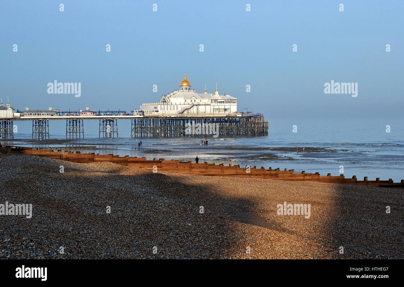 Eastbourne Pier nel sole del tardo pomeriggio Foto Stock