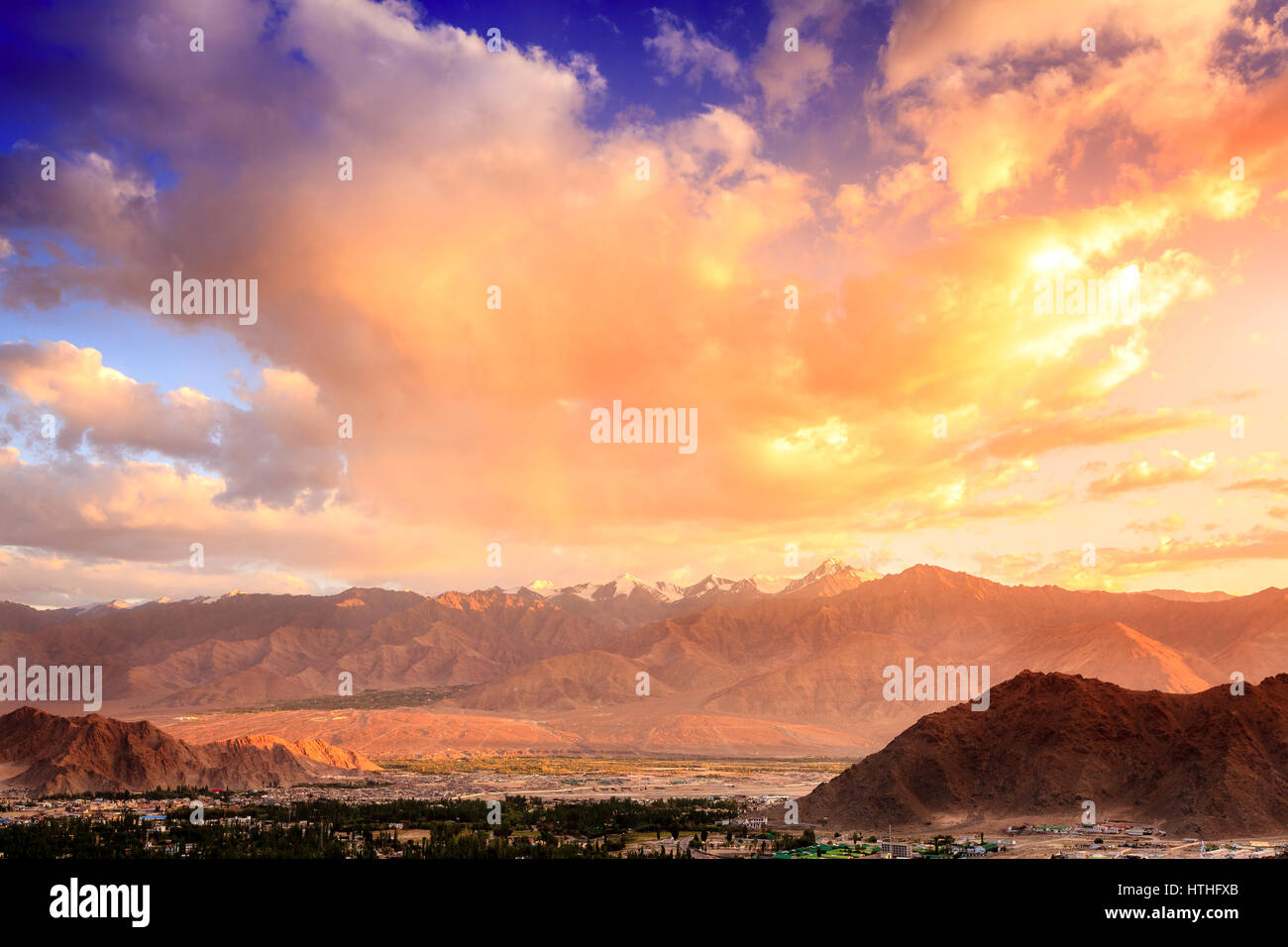 Vista panoramica della città di Leh in Ladakh, il Kashmir e le montagne circostanti Foto Stock