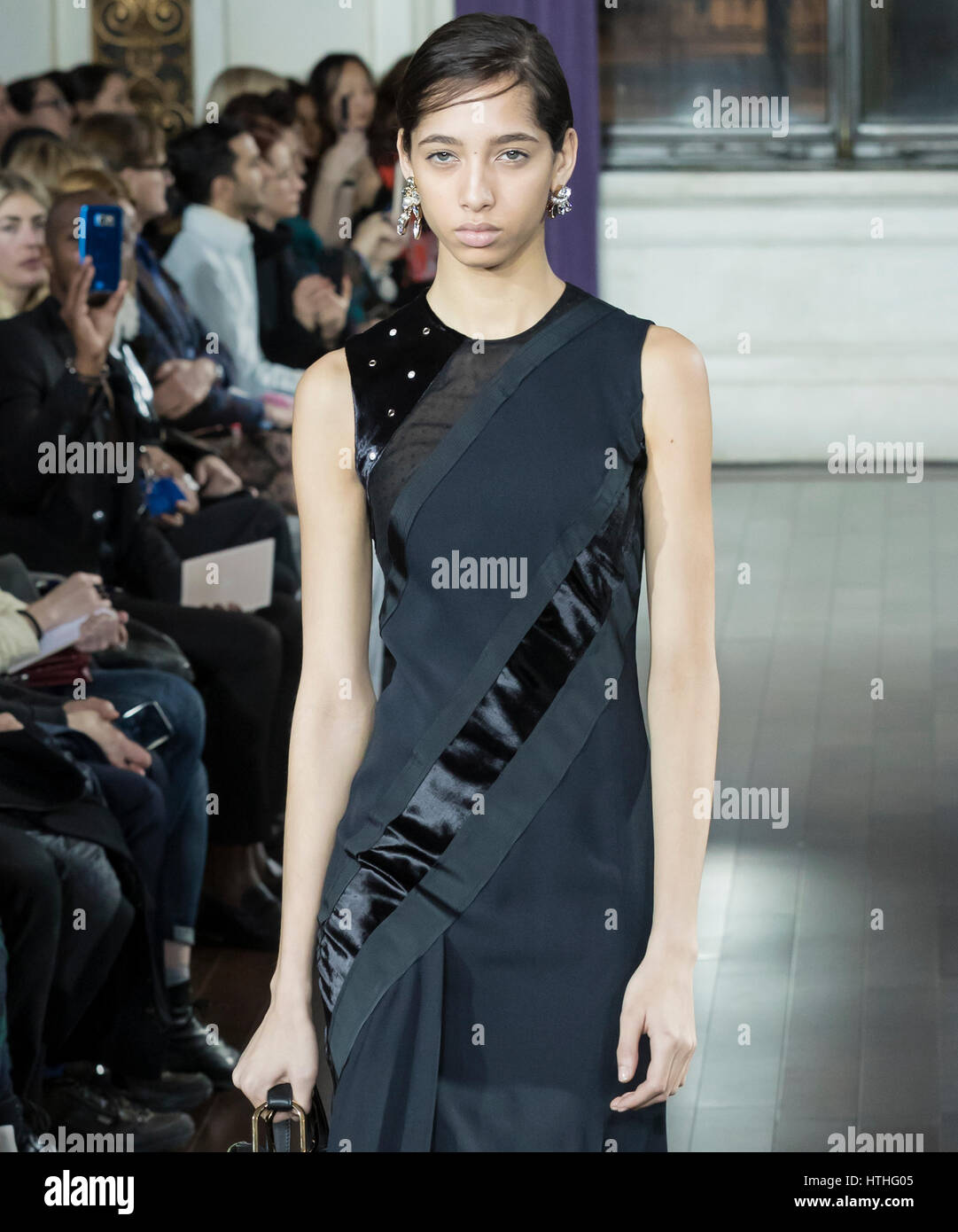 NEW YORK, NY - Febbraio 10, 2017: Yasmin Wijnaldum passeggiate la pista al Jason Wu Autunno Inverno 2017 fashion show durante la settimana della moda di New York Foto Stock