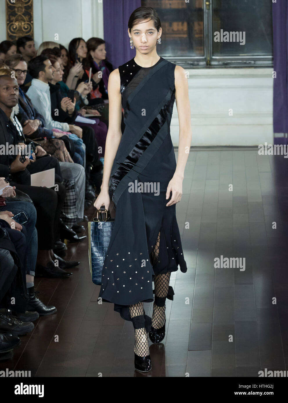 NEW YORK, NY - Febbraio 10, 2017: Yasmin Wijnaldum passeggiate la pista al Jason Wu Autunno Inverno 2017 fashion show durante la settimana della moda di New York Foto Stock