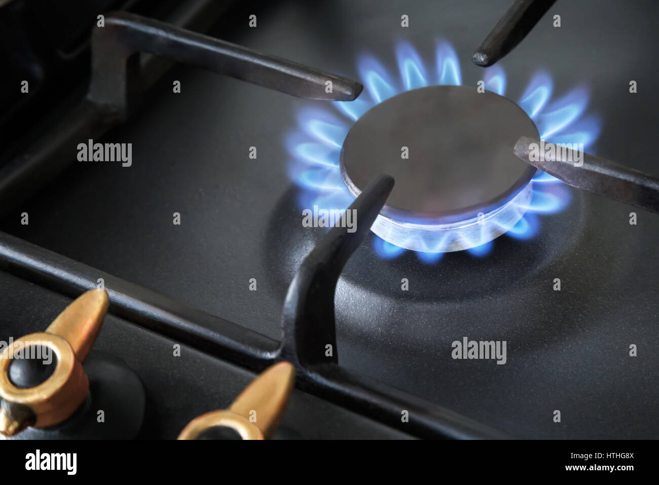 Fornello a gas con bruciatore a fiamma blu di gas naturale la masterizzazione. Foto Stock