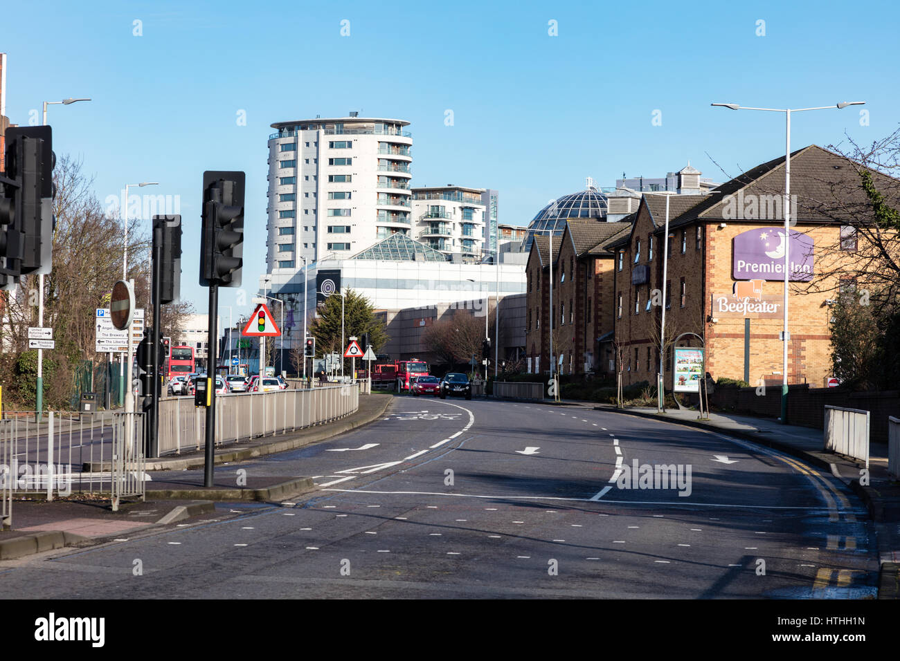 L'A1251 anello Romford Road, con Premier Inn hotel e Beefeater pub con negozi e appartamenti in background, London, Regno Unito Foto Stock