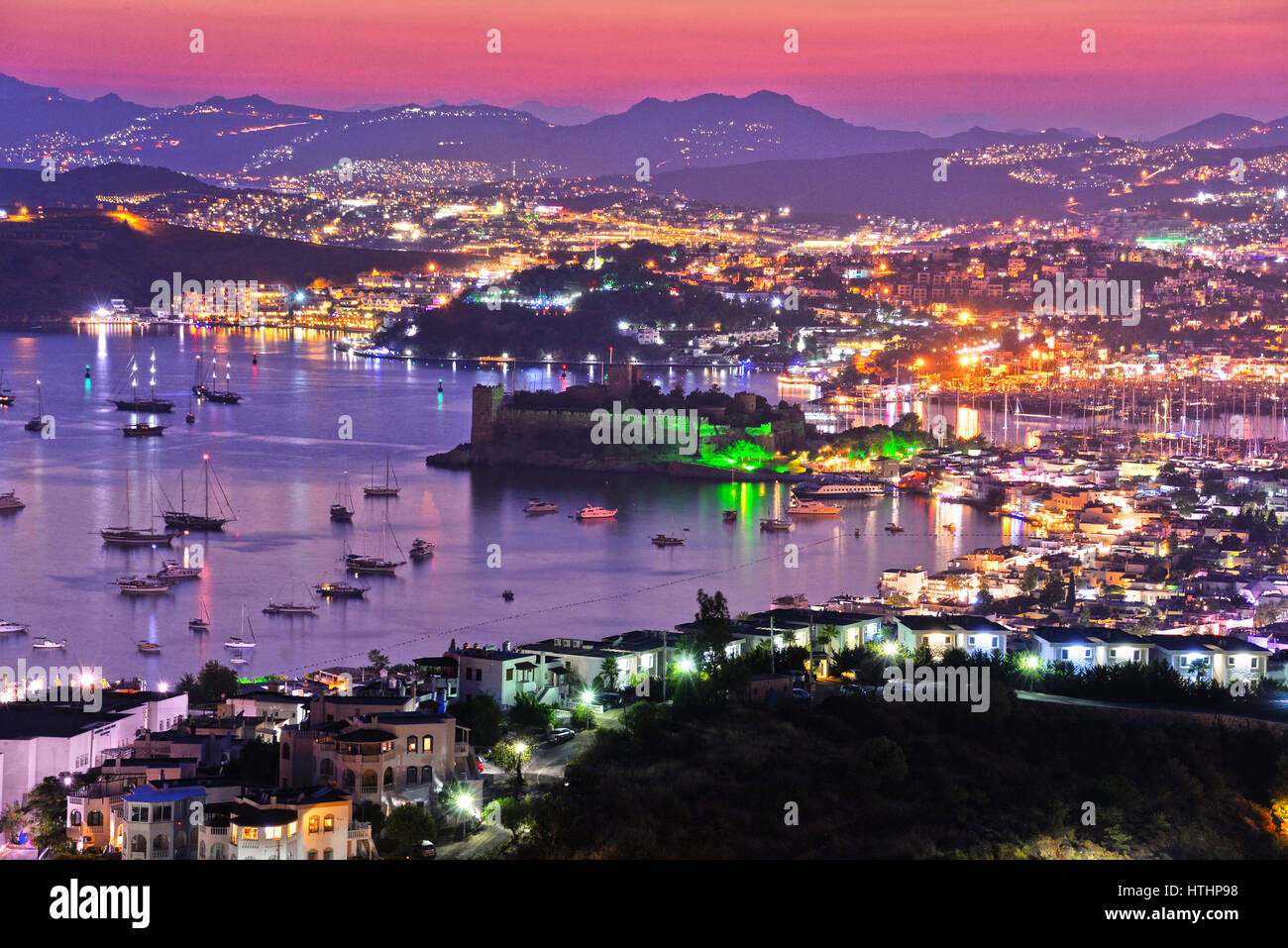 Vista del porto di Bodrum e Castello di San Pietro di notte. Riviera turca. Foto Stock