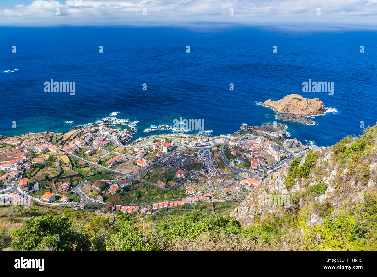 Porto Moniz visto da Miradouro do redondo alla costa nord di Madeira, Portogallo. Foto Stock