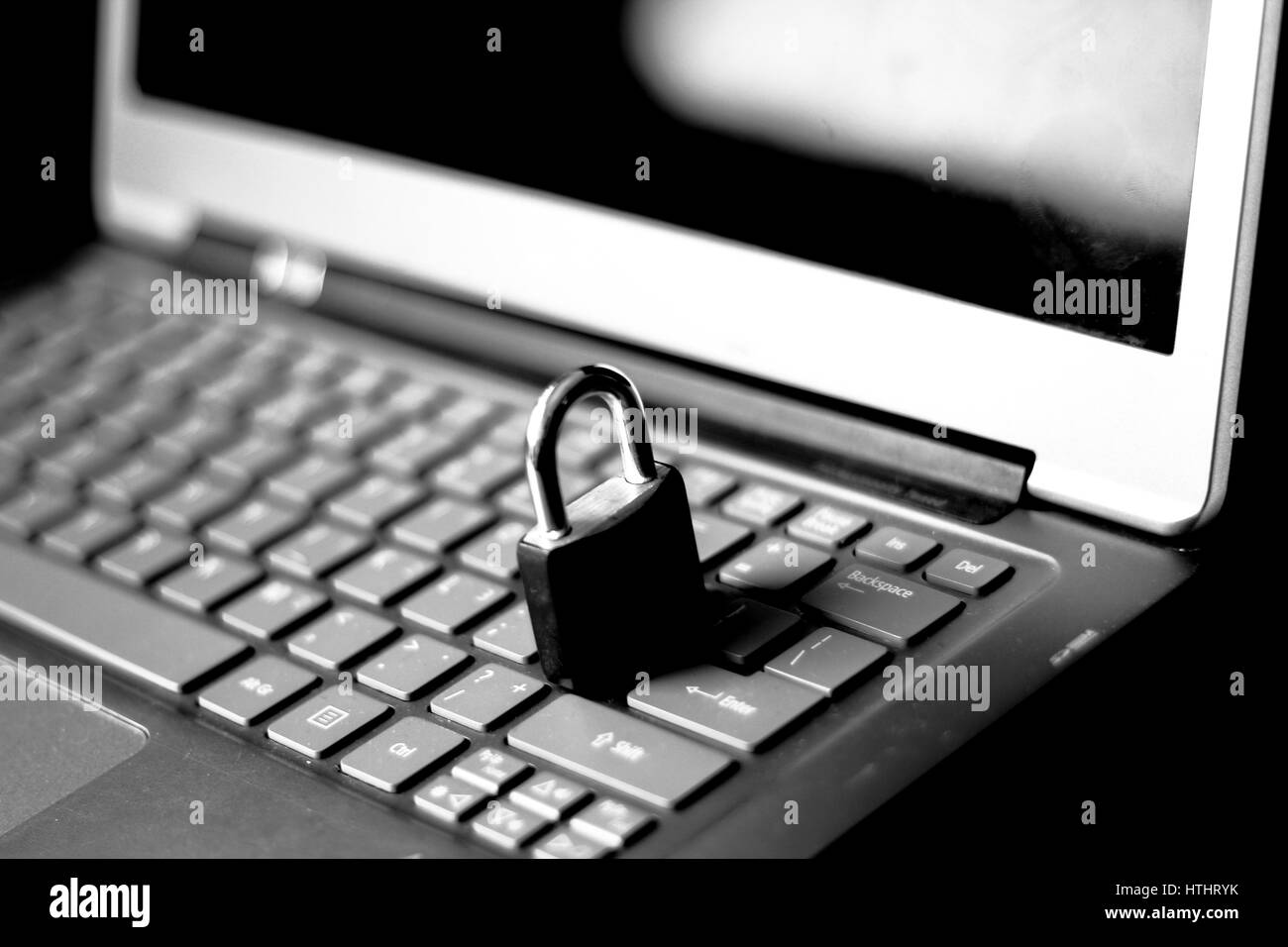 Lucchetto su una tastiera, internet e sicurezza dei dati Foto Stock