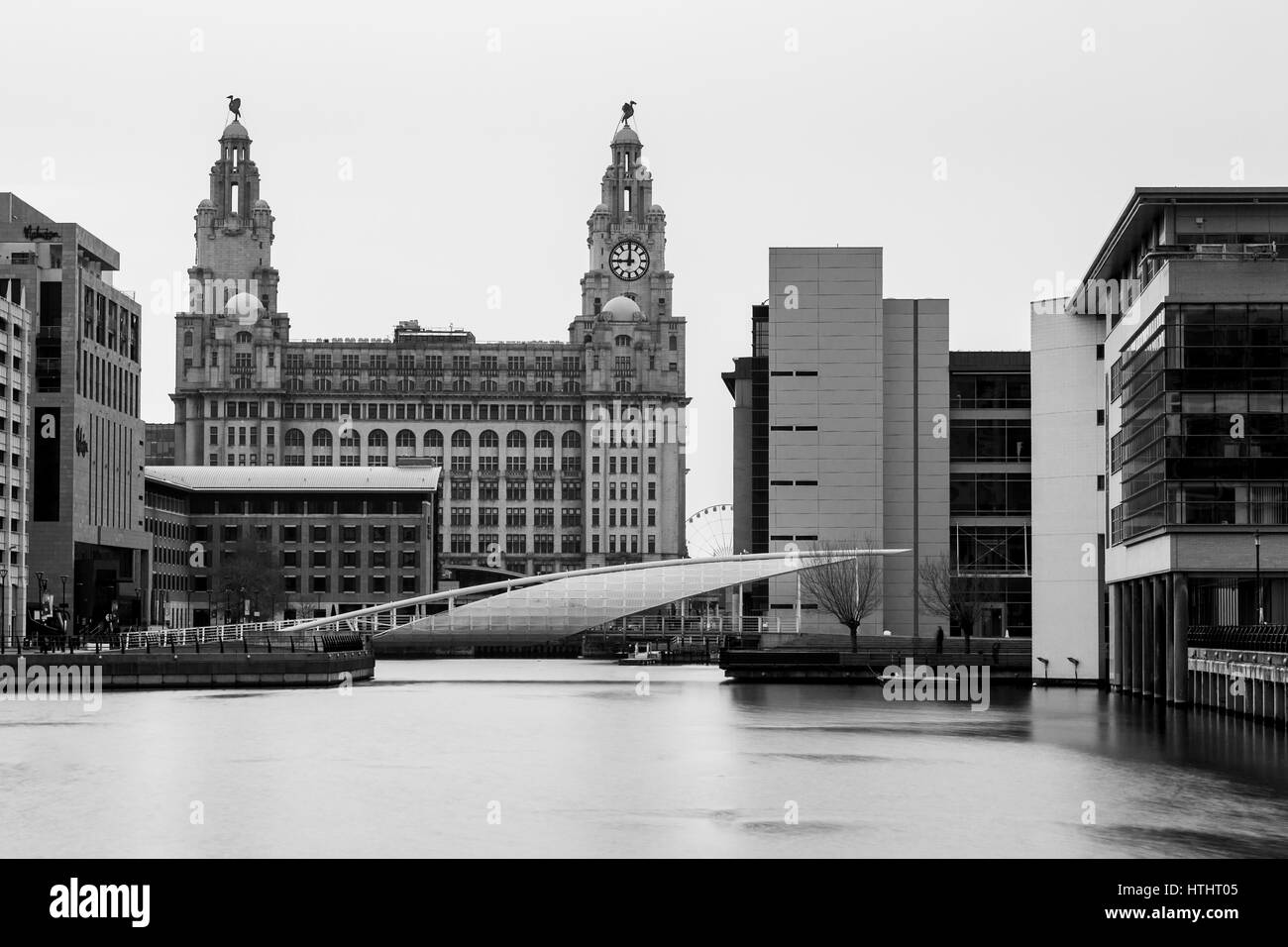 Una lunga esposizione di Princes Dock sul lungomare di Liverpool. Il Liver Building obscureing la vista degli altri tre Grazie dietro di esso. Foto Stock