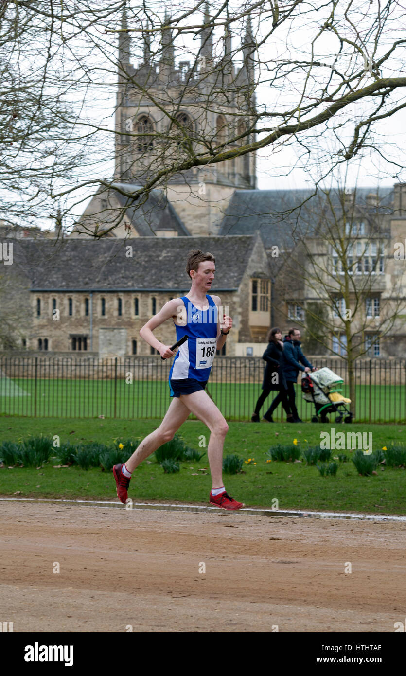 Un runner passando Merton College Chapel in Teddy Hall relè, Oxford, Regno Unito Foto Stock