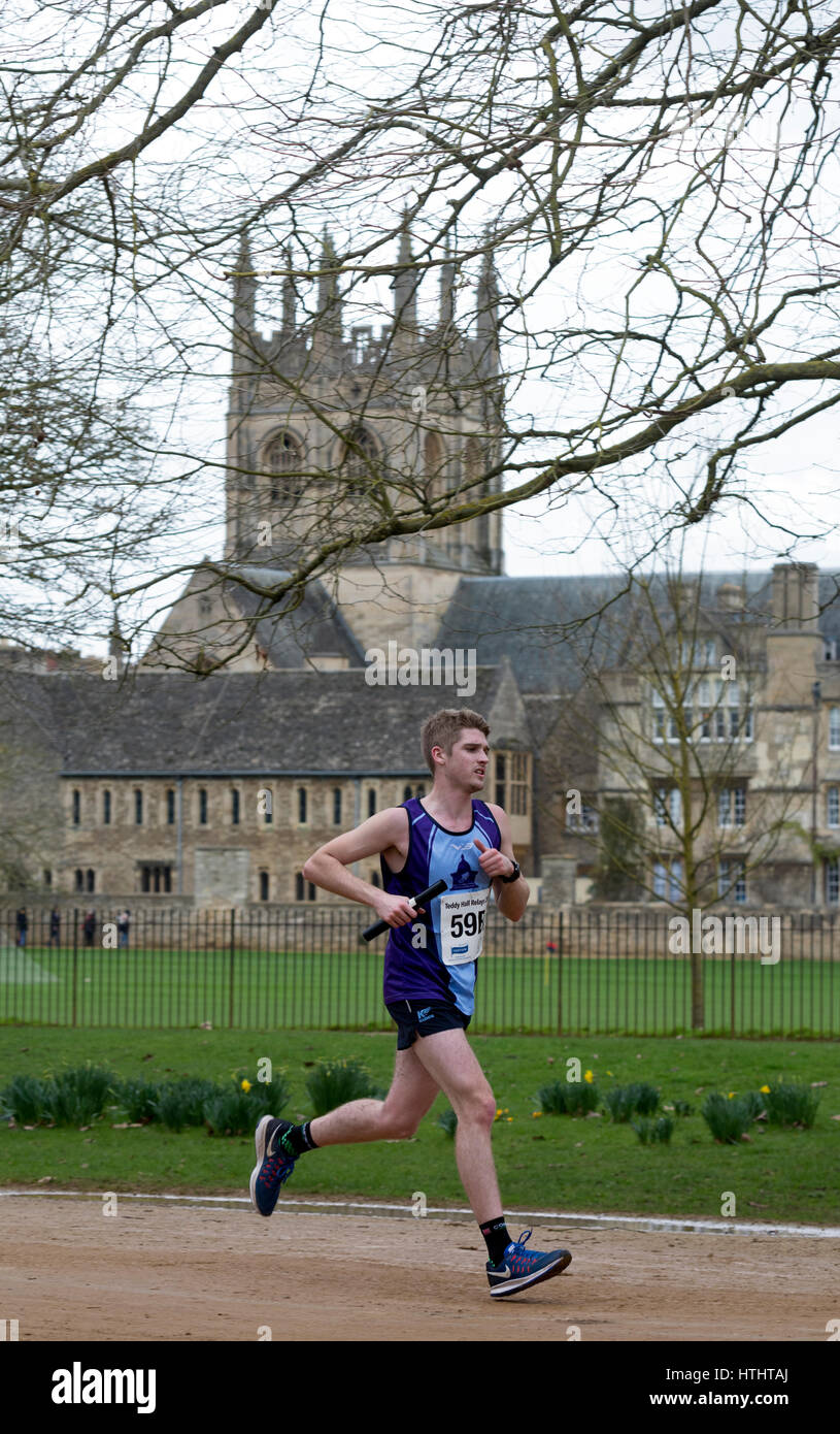 Un runner passando Merton College Chapel in Teddy Hall relè, Oxford, Regno Unito Foto Stock
