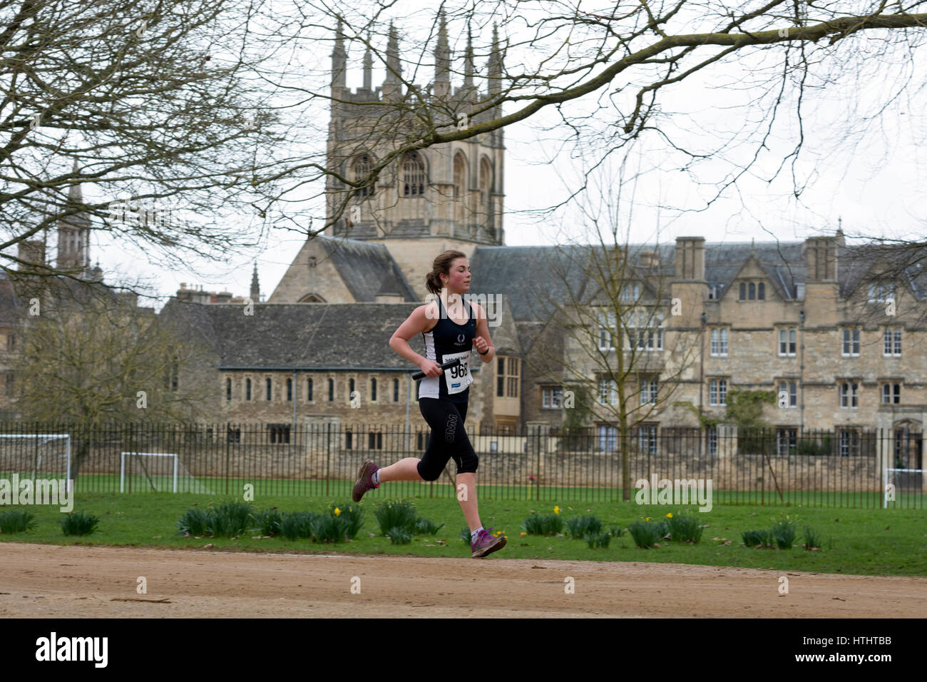 Una femmina di runner passando Merton College Chapel in Teddy Hall relè, Oxford, Regno Unito Foto Stock