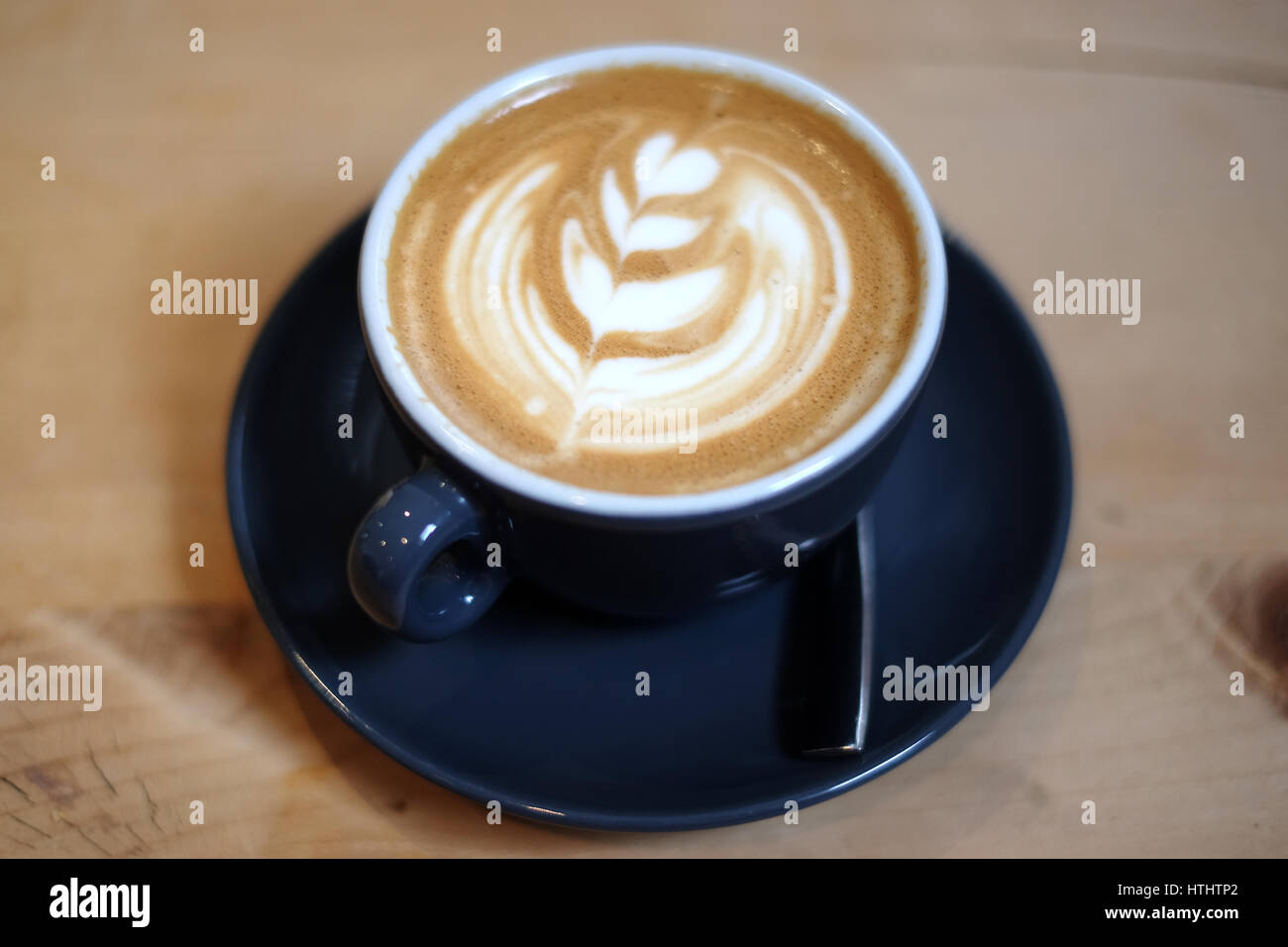 Piatto bianco caffè, in un ristorante, su di un tavolo di legno Foto Stock