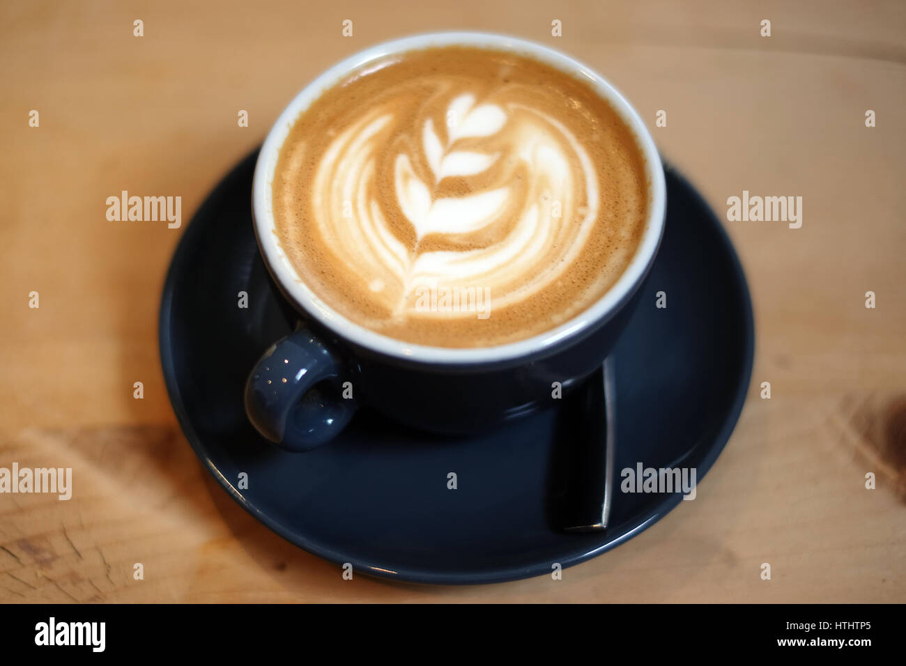 Piatto bianco caffè, in un ristorante, su di un tavolo di legno Foto Stock