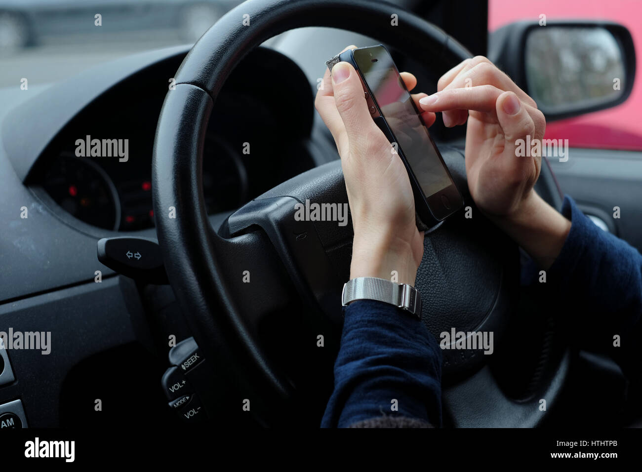 Utilizzando il telefono cellulare durante la guida, REGNO UNITO Foto Stock