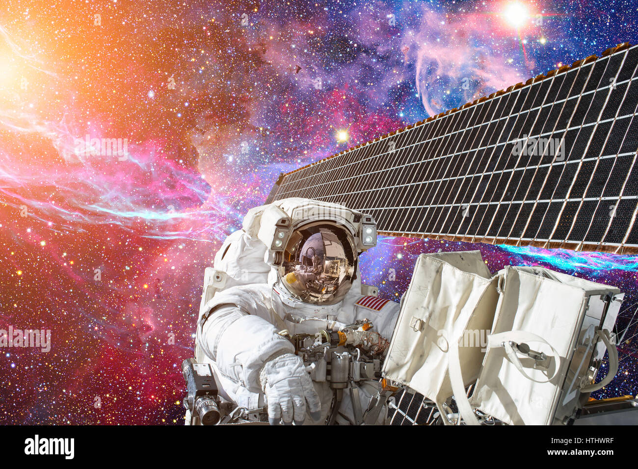 Astronauta nello spazio esterno. Spacewalk. Gli elementi di questa immagine fornita dalla NASA. Foto Stock