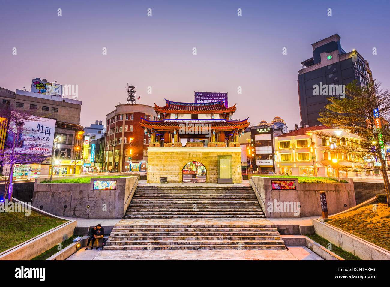 HSINCHU, Taiwan - 5 Marzo 2017: il centro di Hsinchu cityscape con la Porta Orientale. Il gate è l'ultimo residuo di Hsinchu's mura storiche della città. Foto Stock