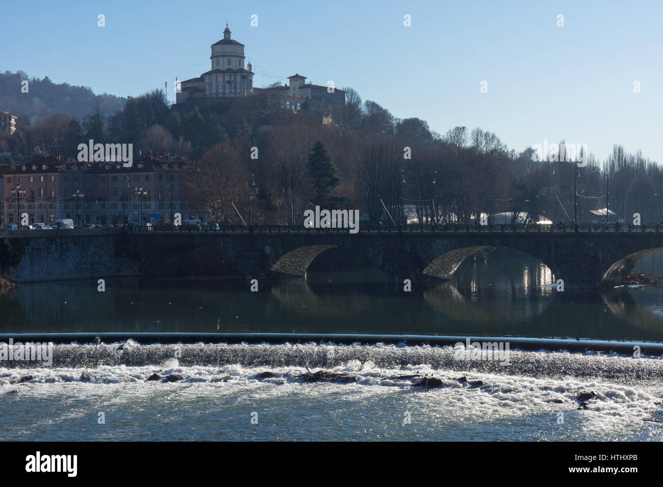 Ponte Vittorio Emanuele I ponte che attraversa il fiume Po a Torino con la Chiesa di Santa Maria del Monte Chiesa di Santa Maria del Monte dei Cappuccini dietro. Foto Stock
