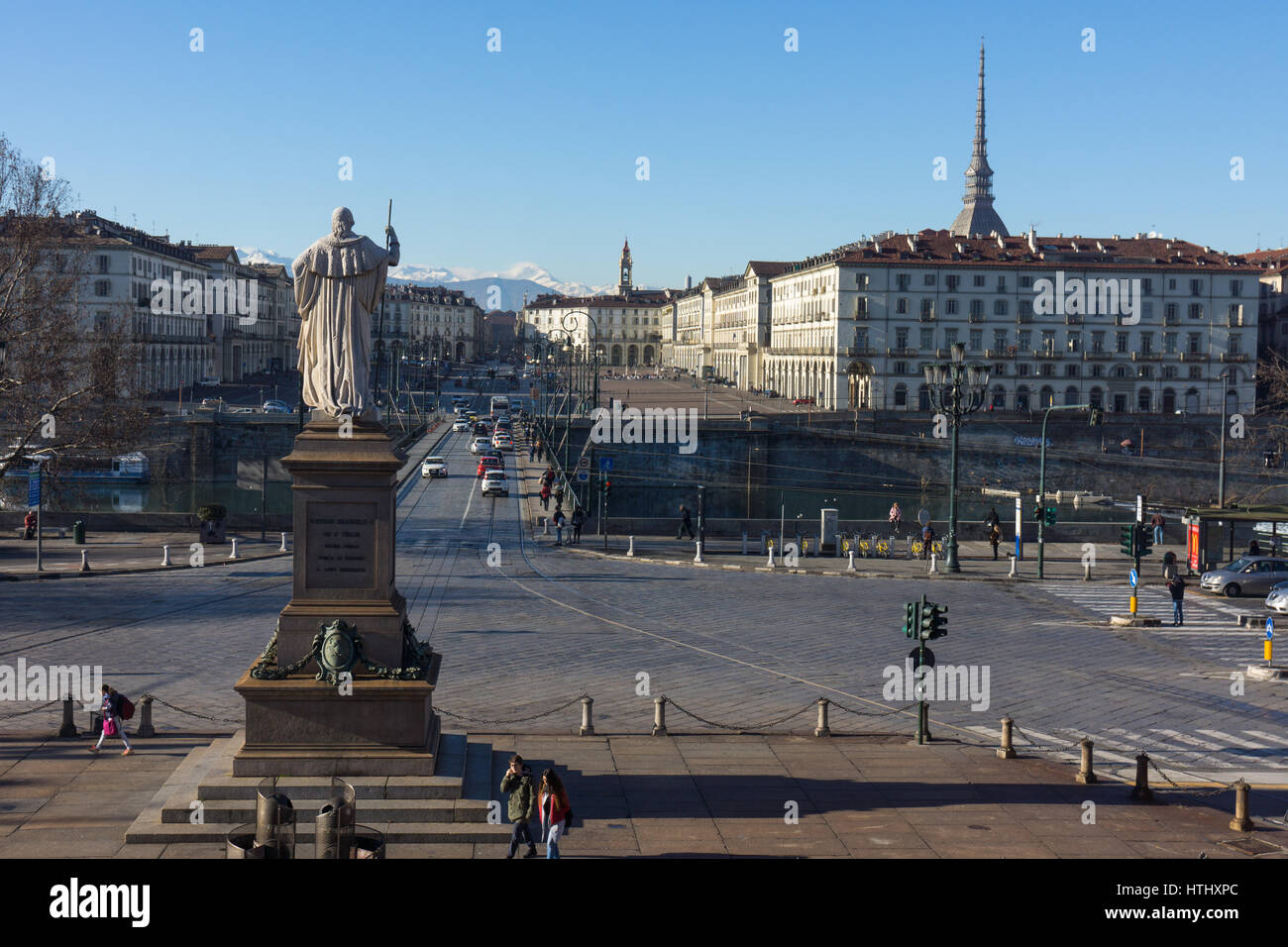 Sacrario dei Caduti nella Prima Guerra Mondiale, guardando verso il Ponte Vittorio Emanuele I e Piazza Vittorio Veneto a Torino, Italia. Foto Stock