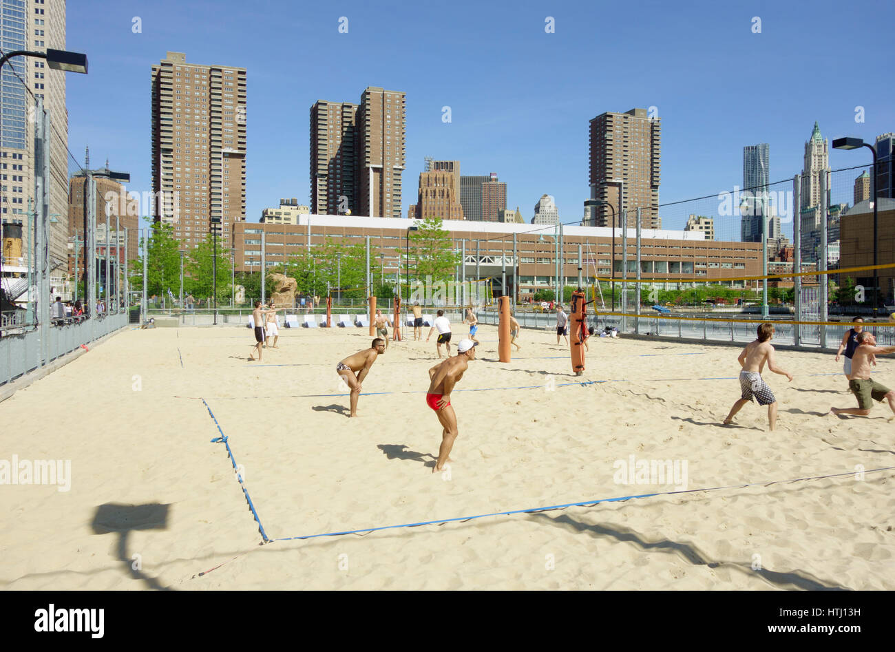 Gli uomini a giocare a beach volley, Pier 25, Hudson River Park, Tribeca, NYC, STATI UNITI D'AMERICA Foto Stock