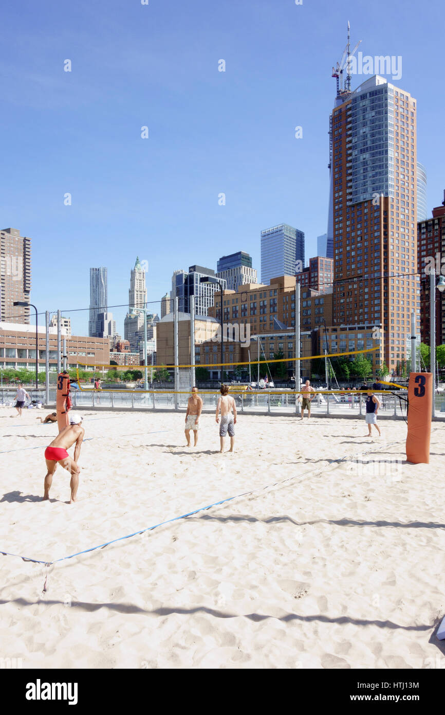 Gli uomini a giocare a beach volley, Pier 25, Hudson River Park, Tribeca, NYC, STATI UNITI D'AMERICA Foto Stock