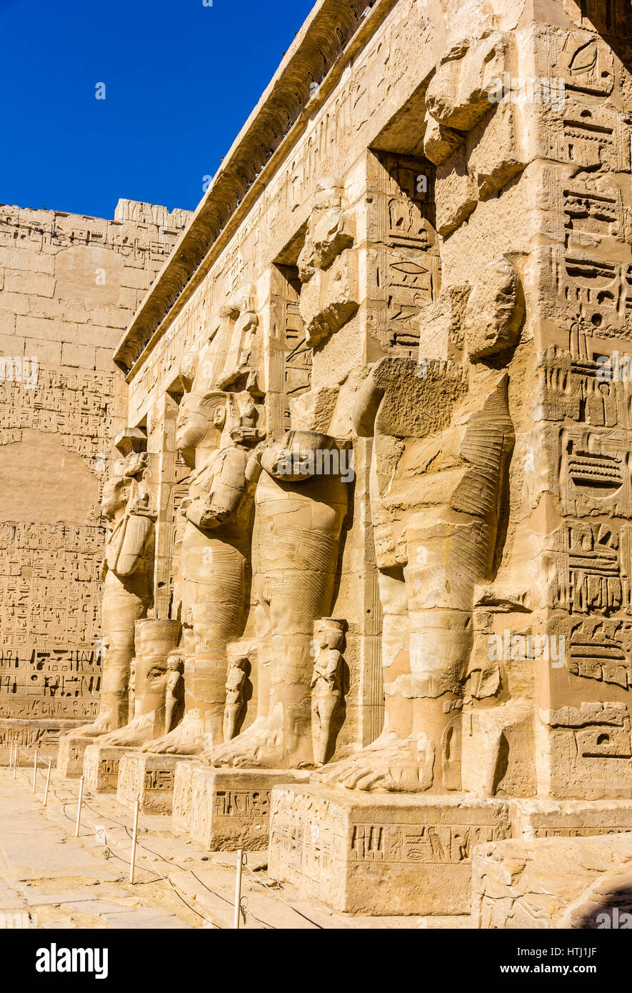 Antiche statue egiziane nel tempio mortuario di Ramses III Foto Stock