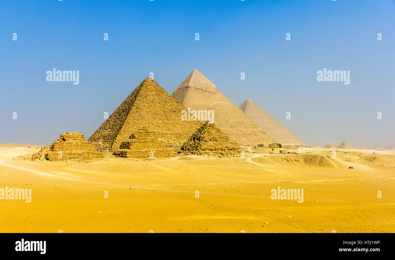 Vista delle piramidi di Giza Plateau: tre regine " Piramidi, la piramide di Menkaure, la piramide di Khafre e la Grande Piramide di Giza (Khufu o Foto Stock