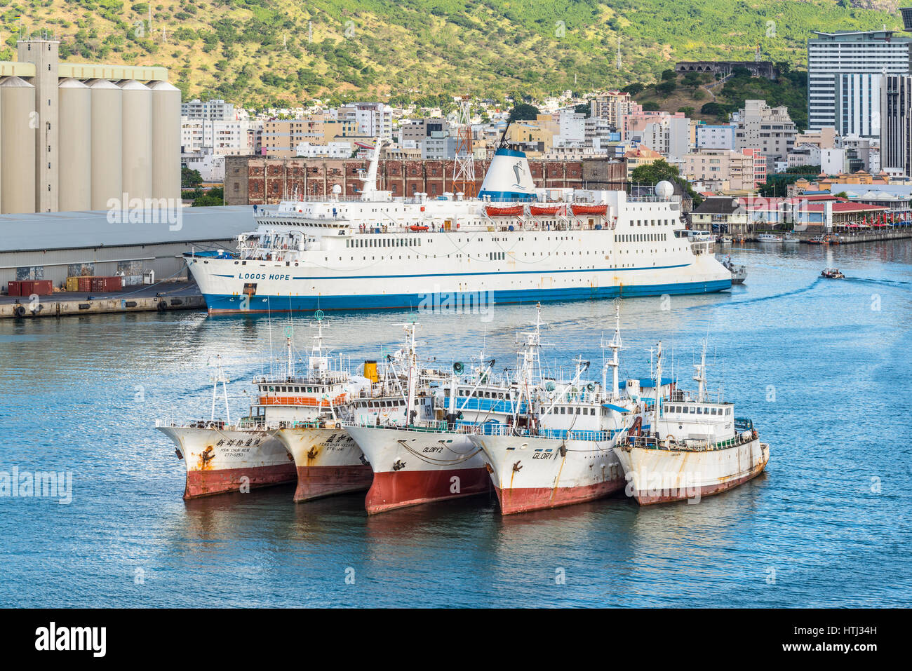 Port Louis, Mauritius - Dicembre 12, 2015: logo MV speranza nave attraccata a Port Louis, Mauritius. Le navi da pesca in primo piano. Foto Stock