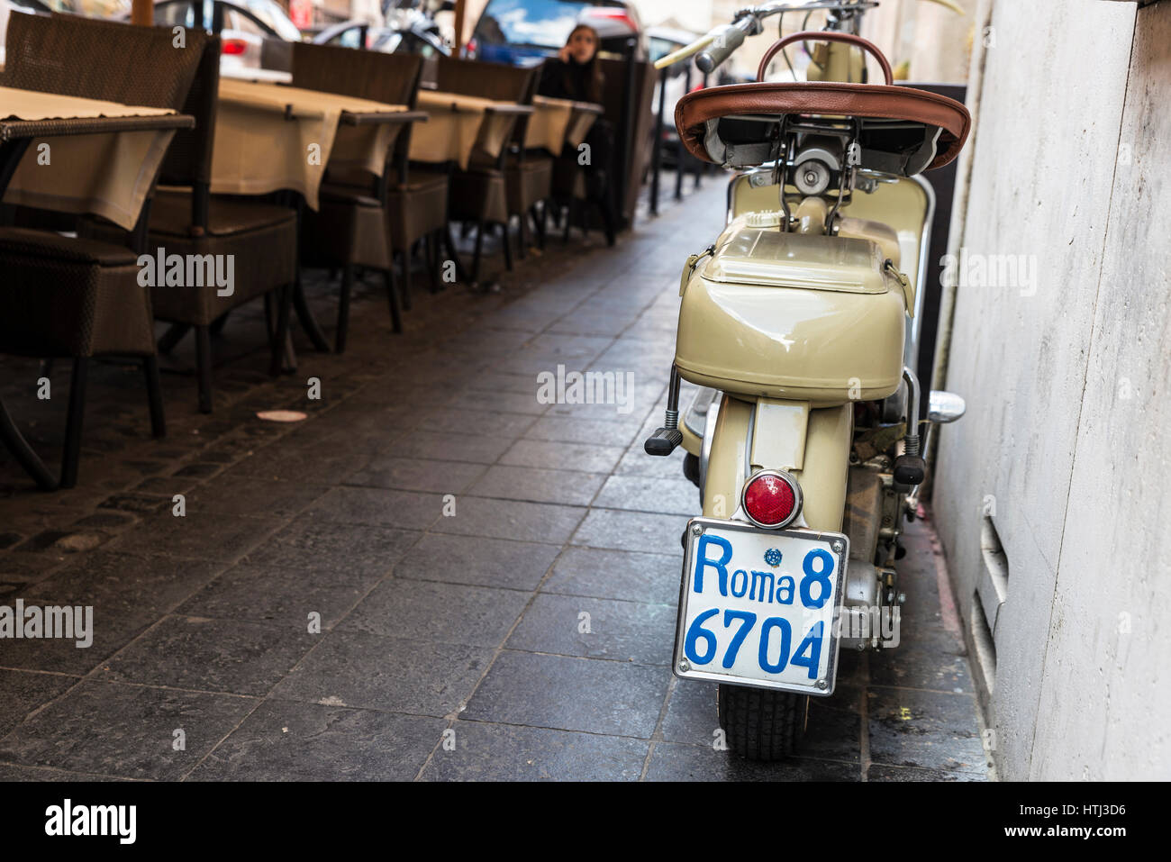 Roma, Italia - 2 Gennaio 2017: Classic moto parcheggiate sul marciapiede davanti a un bar con la targa di Roma, Italia Foto Stock