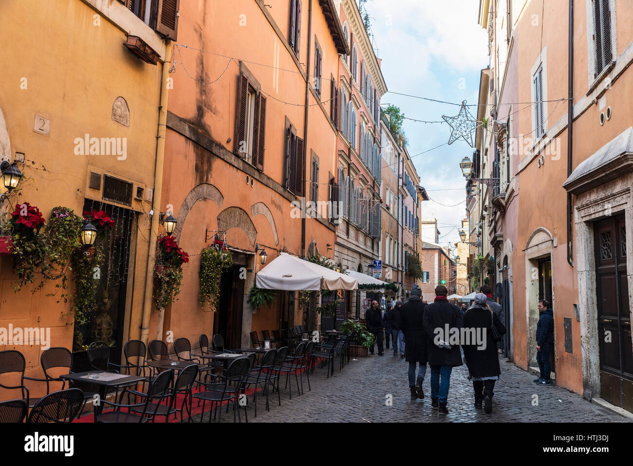 Roma, Italia - 2 Gennaio 2017: Bar ristorante su una strada con molti turisti a piedi nel centro storico di Roma, Italia Foto Stock