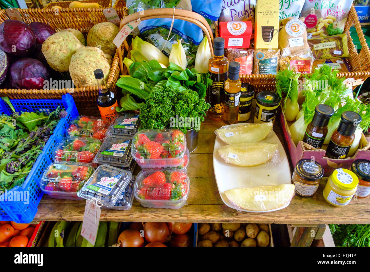 Un display attraente della molla di frutta e verdura in un fruttivendolo shop in North Yorkshire Foto Stock