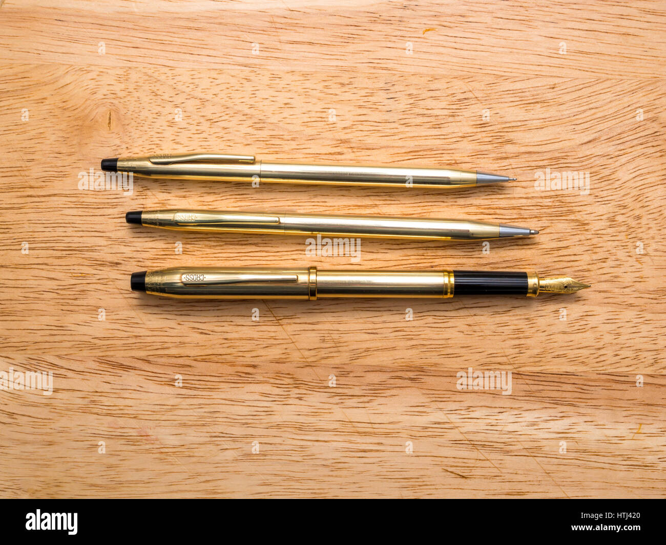 Una corrispondente serie di tre brand trasversale attrezzi di scrittura matita, penna a sfera e penna stilografica Foto Stock
