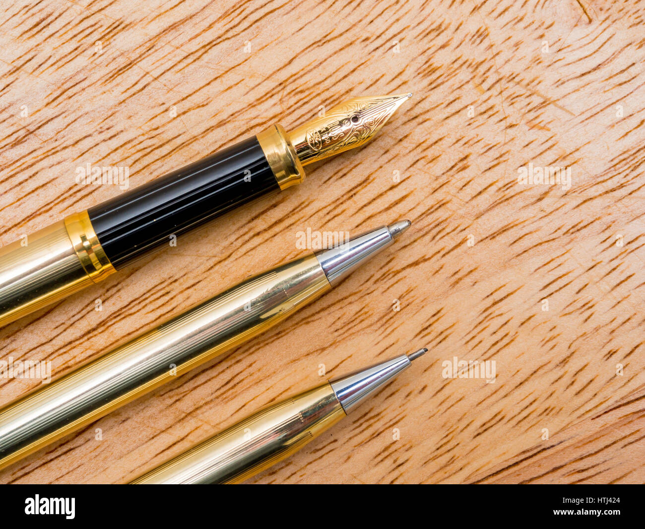 Una corrispondente serie di tre brand trasversale attrezzi di scrittura matita, penna a sfera e penna stilografica dettaglio di fine Foto Stock